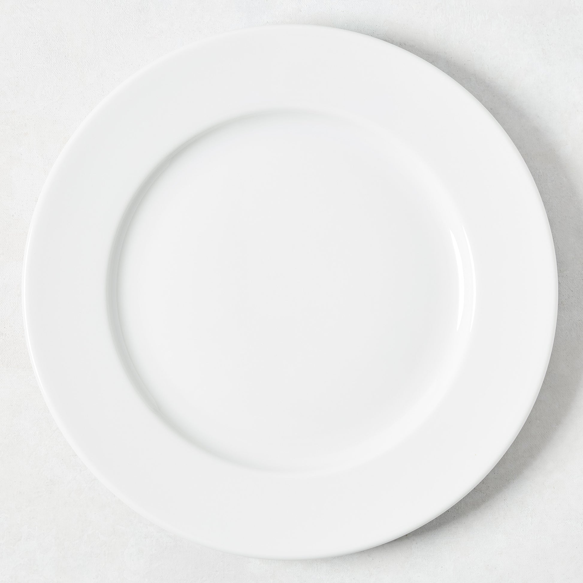 White porcelain buffet plate with a classic rim, 12.2" Dia, from the Everyday collection.