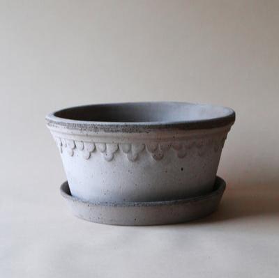 KØBENHAVNER 8.3" grey terracotta low pot and saucer with delicate scalloped detailing.