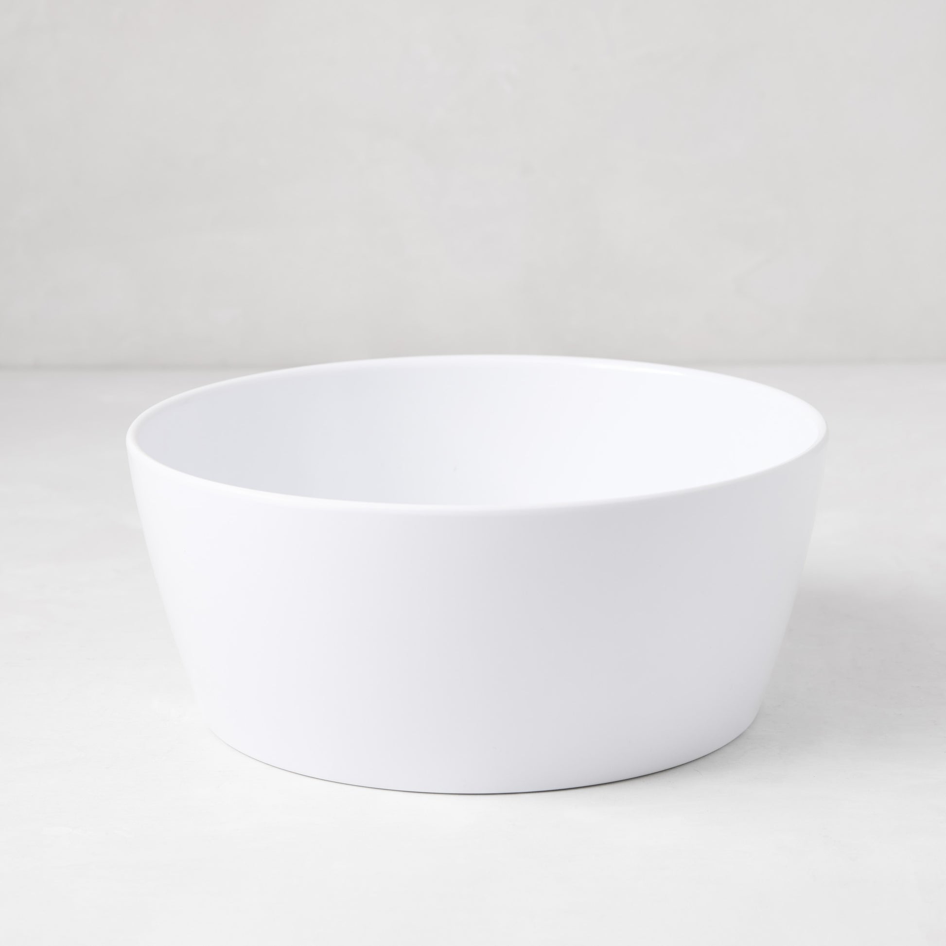 HG White Melamine Serve Bowl, 9"Dia x 3.78"H, with a modern lipped design.