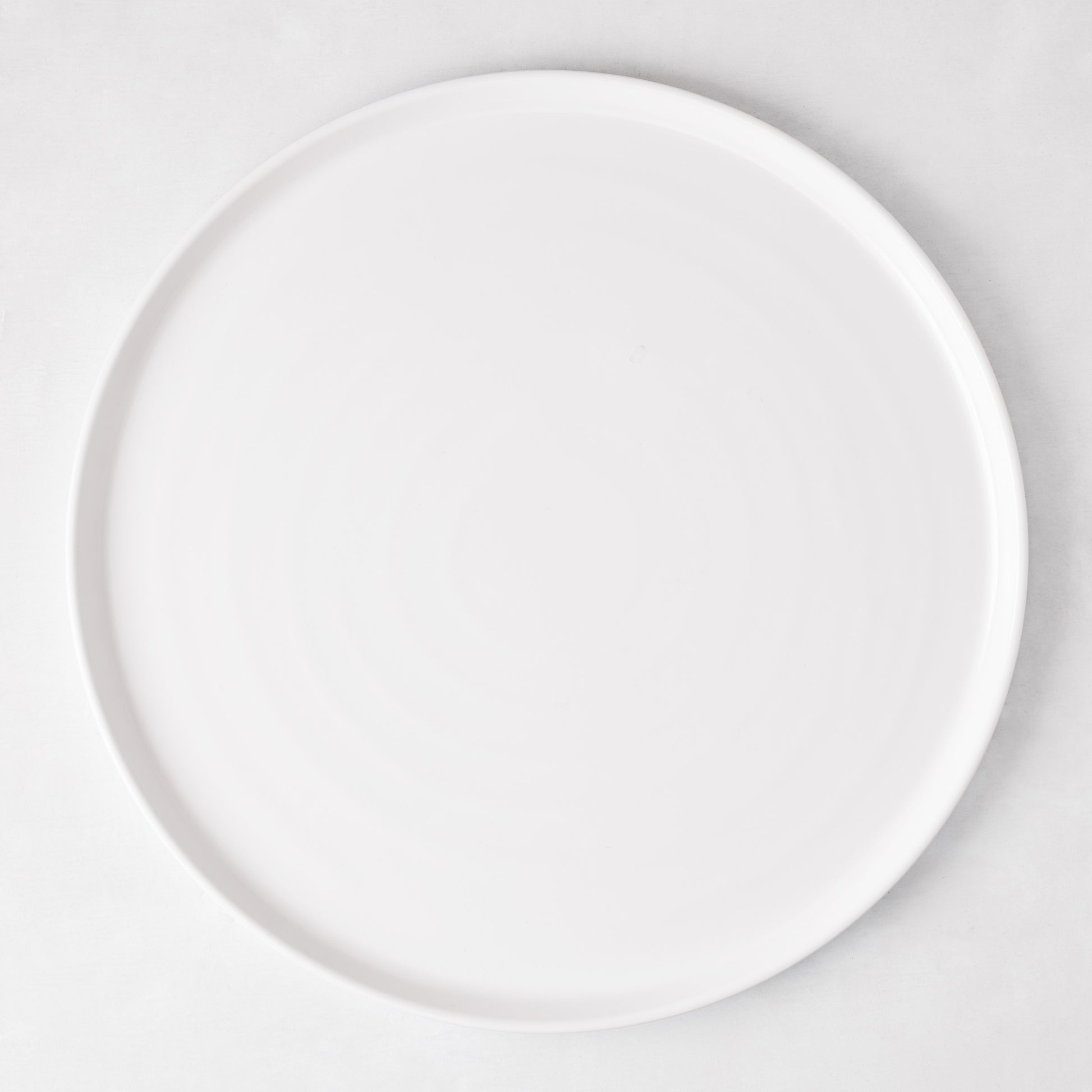 HG White Melamine Serving Platter, 15"Dia, with a modern lipped design.