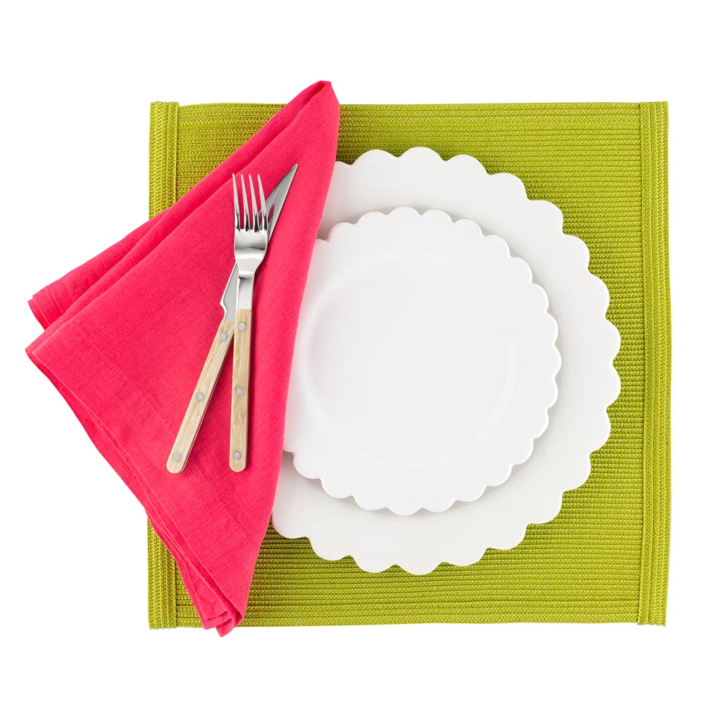 Hudson Grace Scalloped Dinner Plate with green placemat and pink napkin